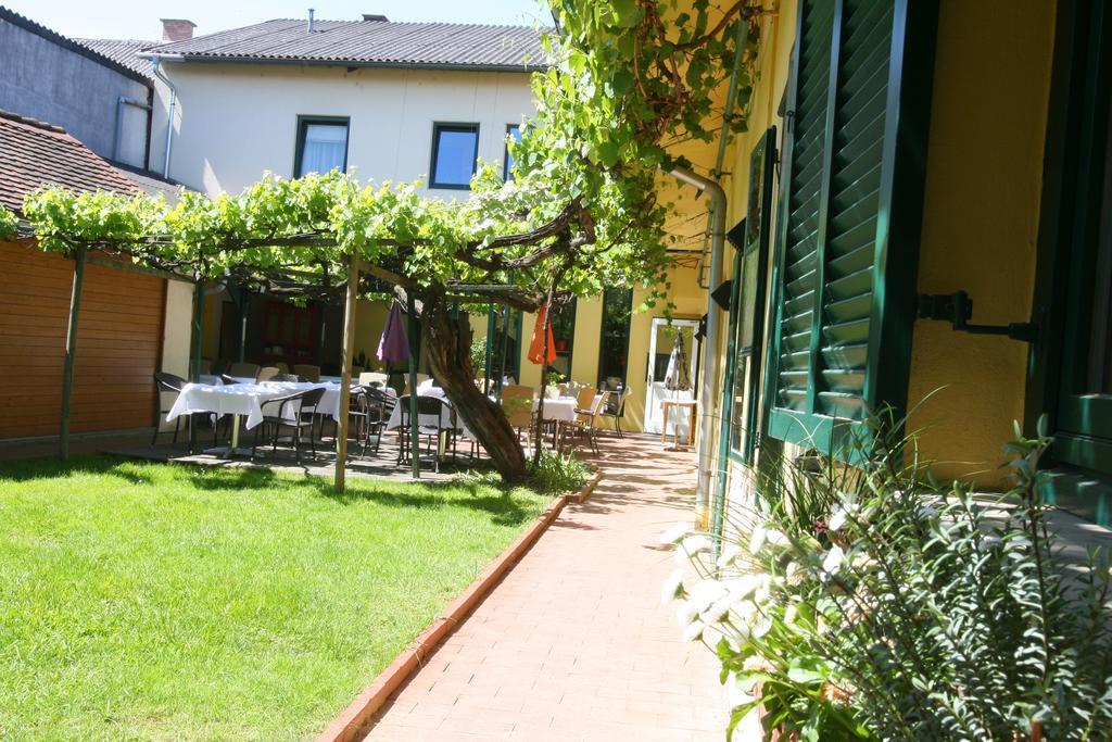 Landgasthof Zum Alten Weinstock Radafalva Kültér fotó